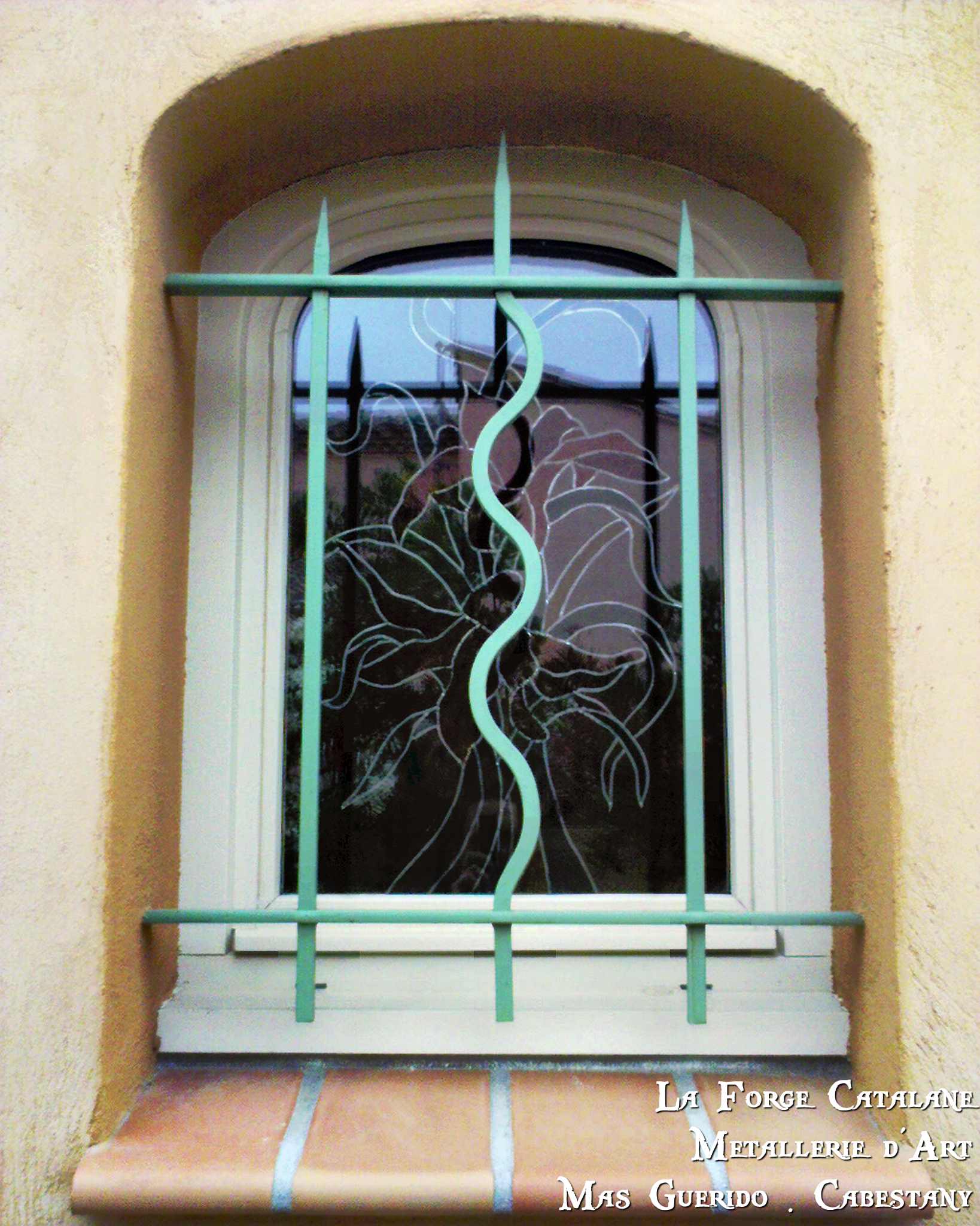 grille de protection barreaudage central en forme de vague.jpg